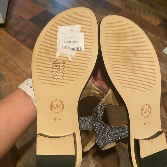 Michael Kors Plate Thong - Picture 4 of 7